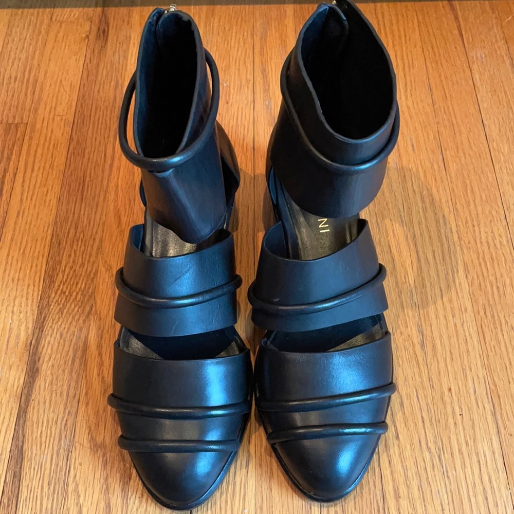 Elegant Black Sandals - Picture 2 of 6